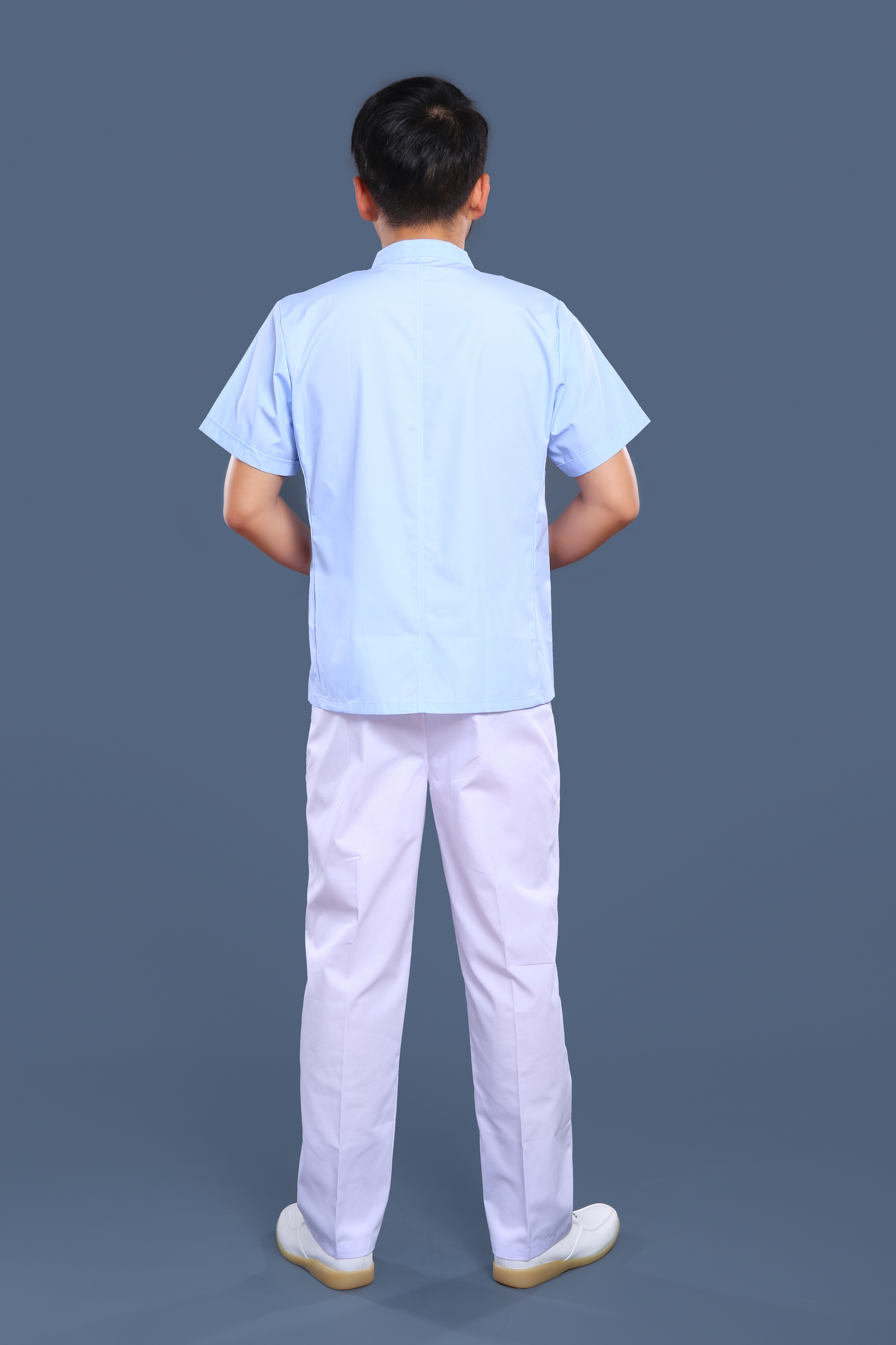 藍(lán)白護(hù)理工作服背面照