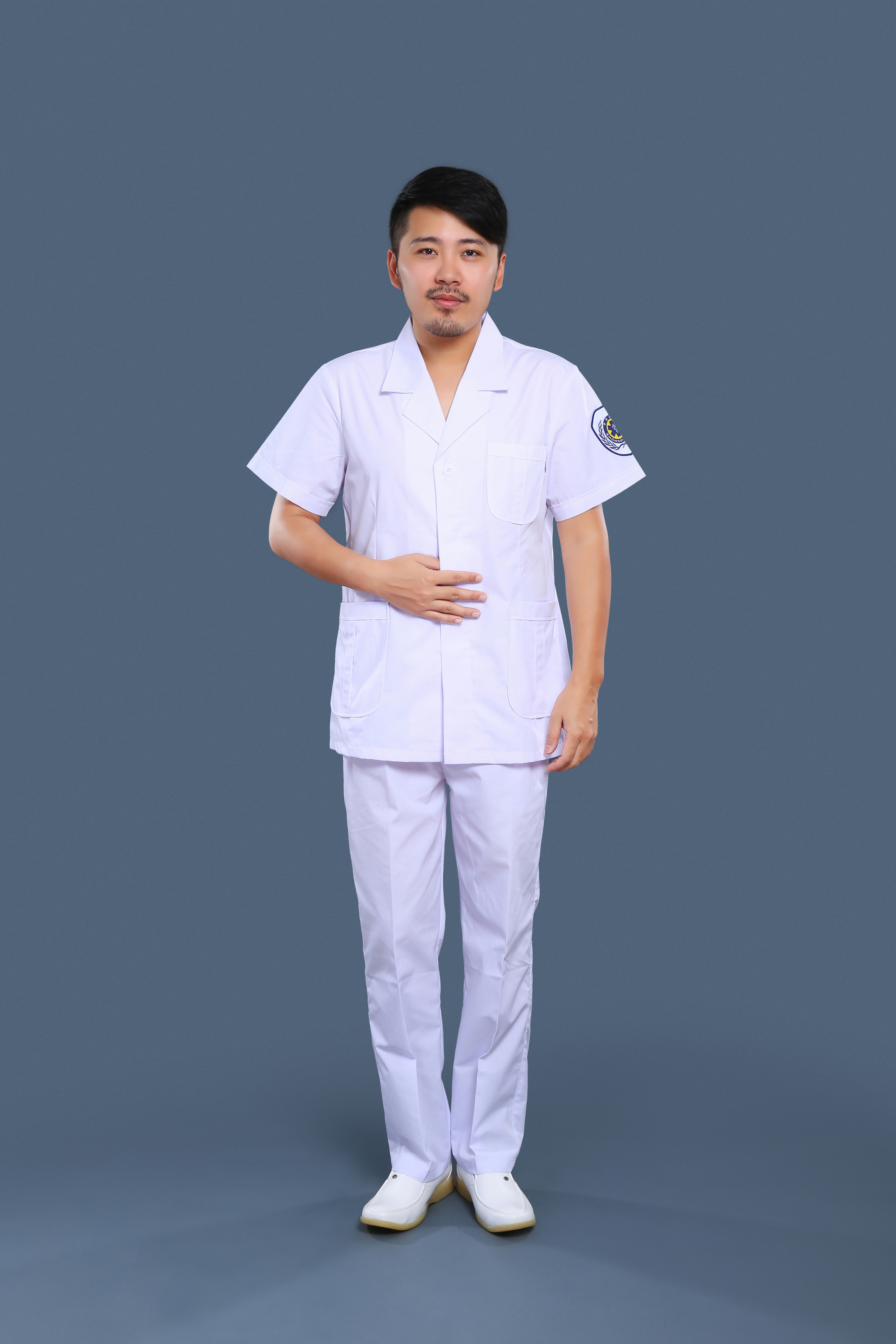 白色急救服正面展示