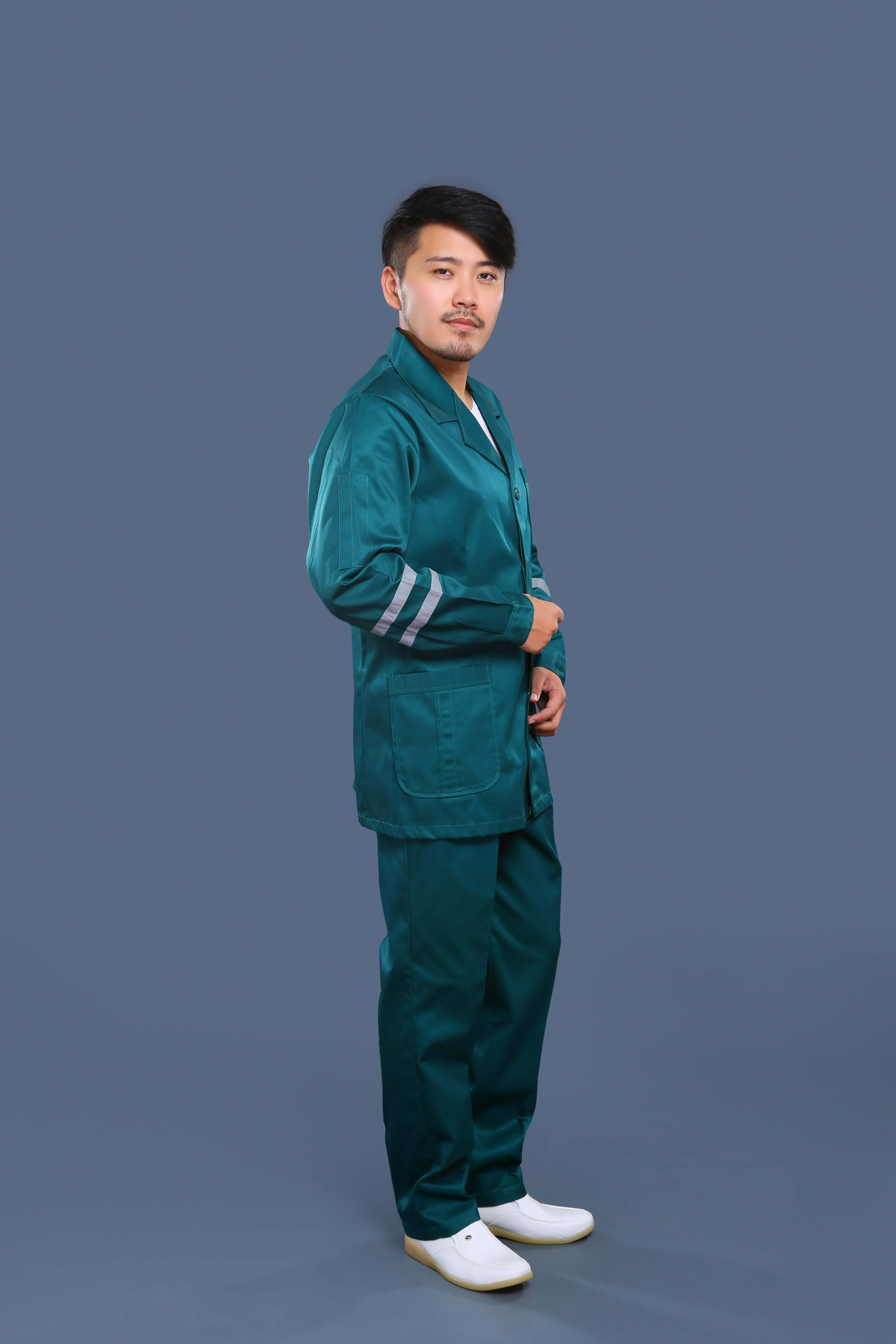 墨綠色急救服側(cè)面