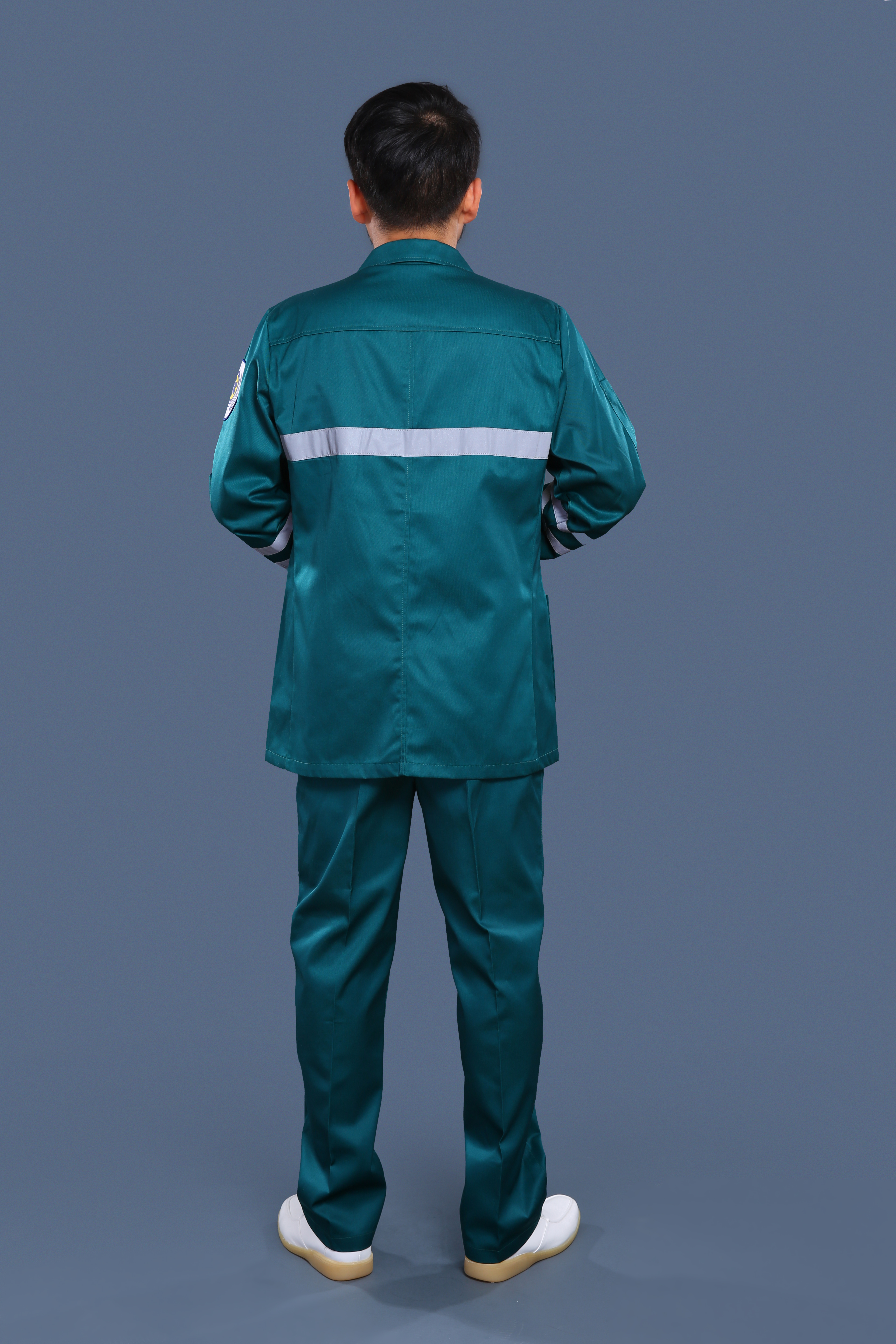 墨綠色急救服背面