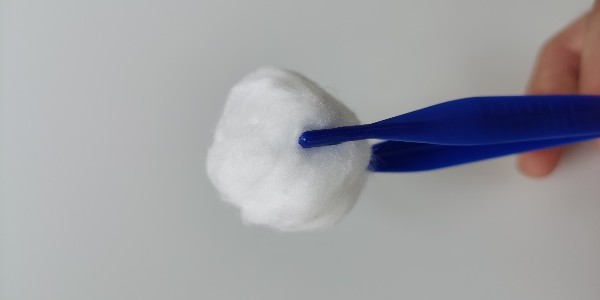 可不可以用酒精棉球擦臉