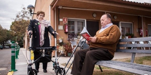 可以幫助老人行走的智能助行器