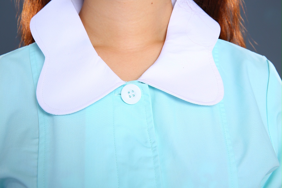 淺綠色護士制服領口