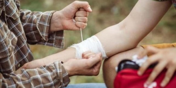 戶外運(yùn)動(dòng)受傷如何用紗布繃帶處理傷口