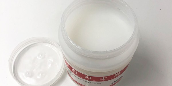 白凡士林油膏：護(hù)膚界的萬金油，一瓶搞定多種問題