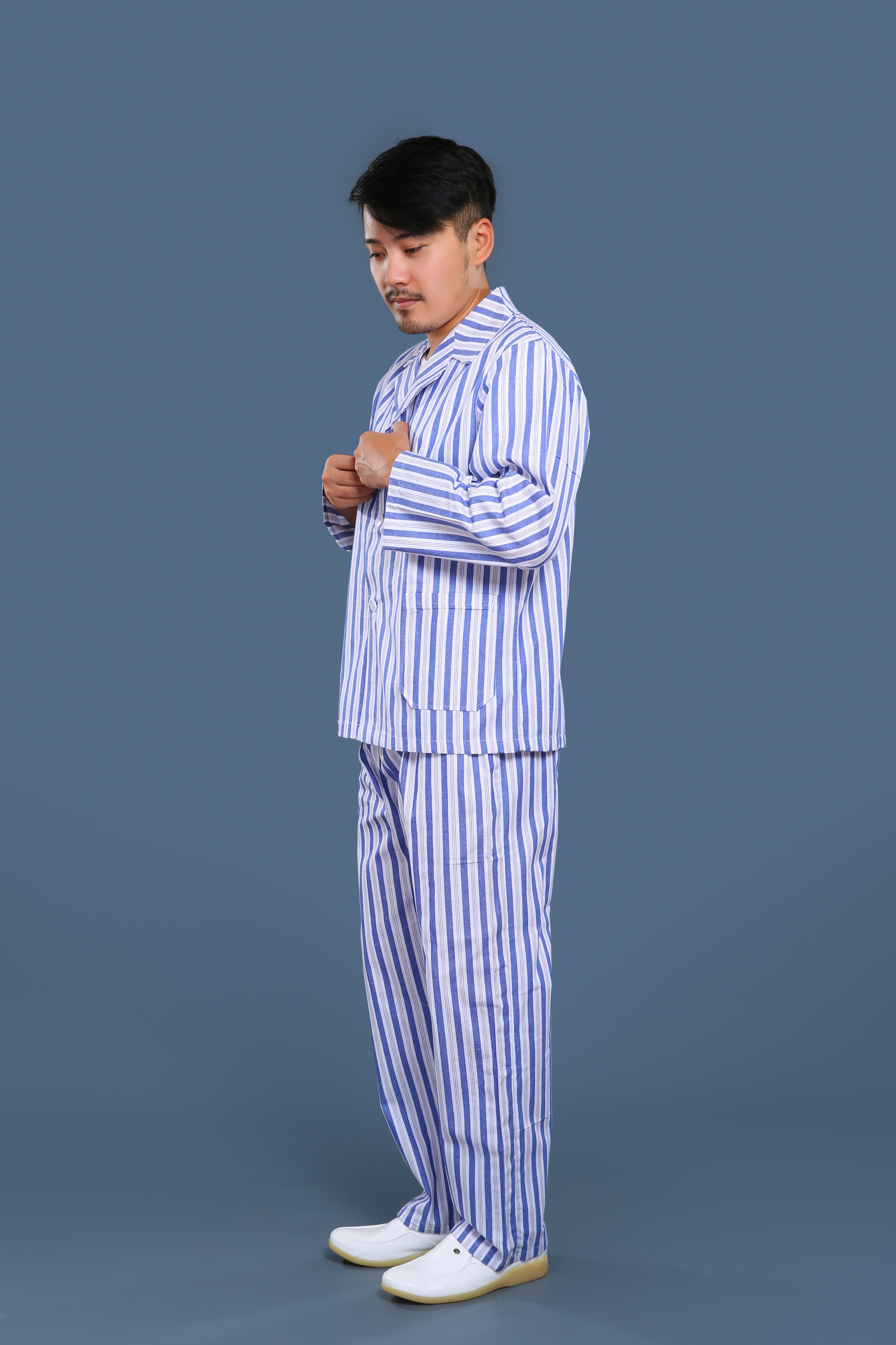 藍白條紋翻領(lǐng)病號服側(cè)面